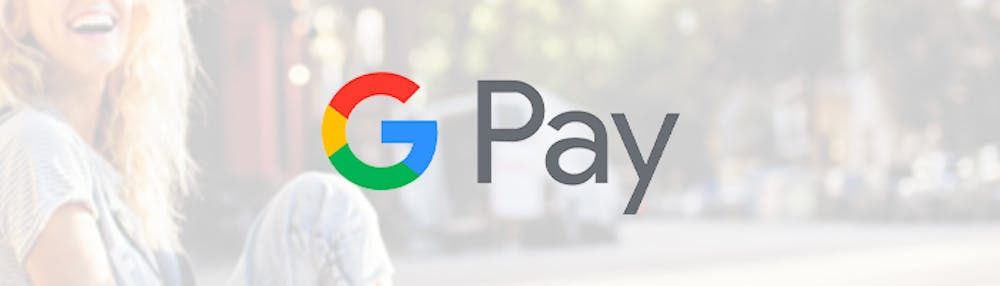 Google Pay maksutavan logo ja taustalla nainen