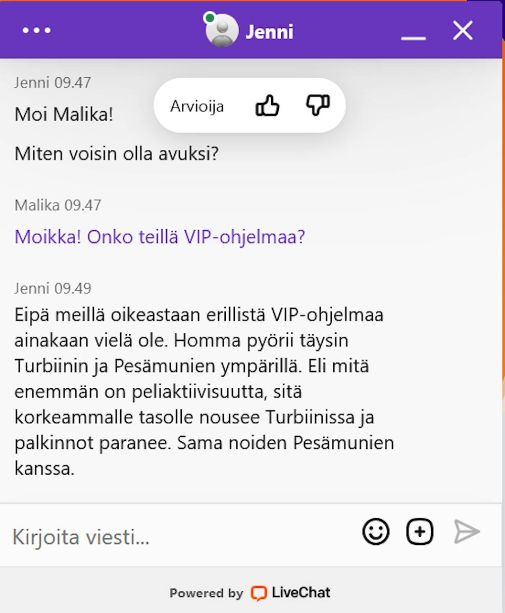 Pelikaanin live chatin asiakaspalvelija palvelee suomeksi.