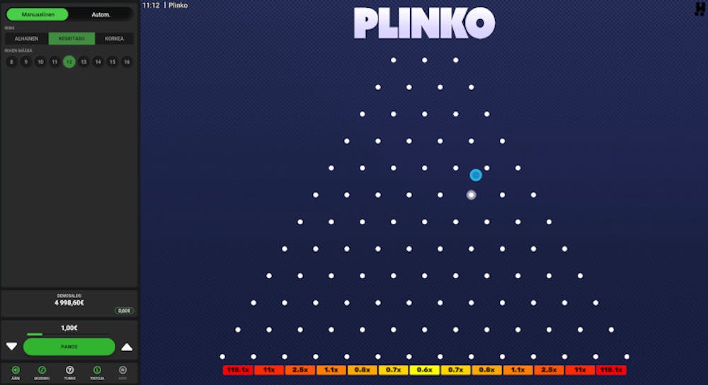 Plinko pelin pyramidin mallinen pelialue ja asetukset vasemmalla puolella